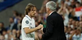 El entrenador del Real Madrid, Carlo Ancelotti (d), felicita al centrocampista croata Luka Modric (i) tras ser sustituido n un partido de la pasada temporada. EFE/ Juanjo Martín