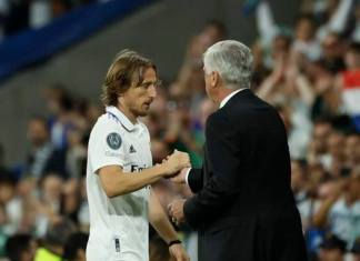 El entrenador del Real Madrid, Carlo Ancelotti (d), felicita al centrocampista croata Luka Modric (i) tras ser sustituido n un partido de la pasada temporada. EFE/ Juanjo Martín