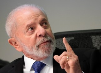 El presidente brasileño Luiz Inácio Lula da Silva se presenta en la sesión de inicio de un foro sobre la transición energética en Brasilia, Brasil, el miércoles 14 de agosto de 2024. (AP Foto/Eraldo Peres)