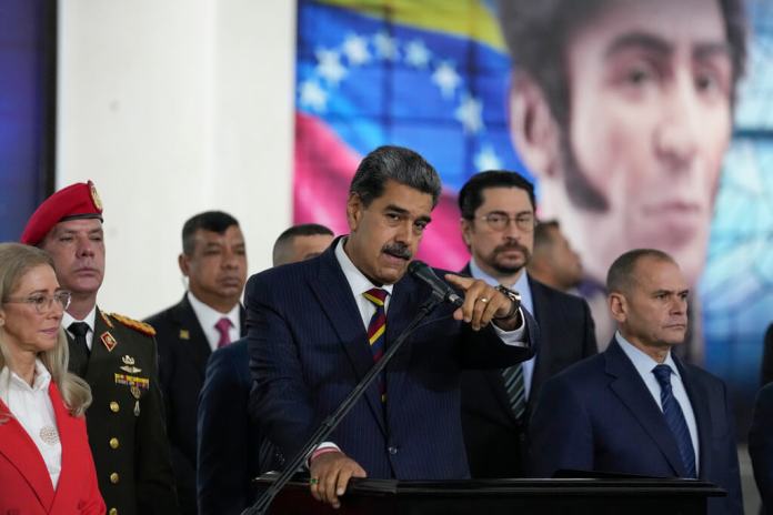 Nicolás Maduro, habla con la prensa en el Tribunal Supremo de Justicia, adonde llegó para los procedimientos relacionados con la auditoría. (Foto AP/Matías Delacroix)