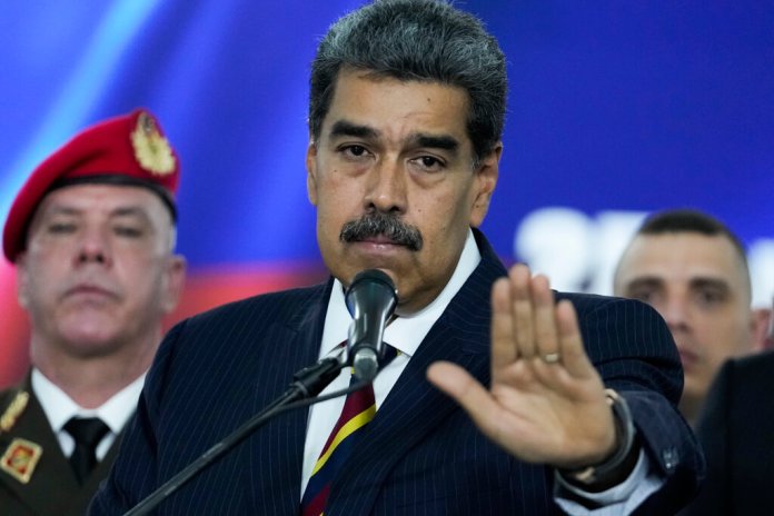 El presidente de Venezuela, Nicolás Maduro, habla con la prensa ante la Corte Suprema. (AP Foto/Matías Delacroix)