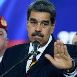 El presidente de Venezuela, Nicolás Maduro, habla con la prensa ante la Corte Suprema. (AP Foto/Matías Delacroix)