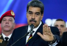 El presidente de Venezuela, Nicolás Maduro, habla con la prensa ante la Corte Suprema. (AP Foto/Matías Delacroix)