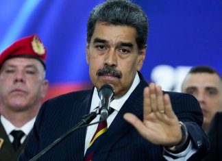 El presidente de Venezuela, Nicolás Maduro, habla con la prensa ante la Corte Suprema. (AP Foto/Matías Delacroix)