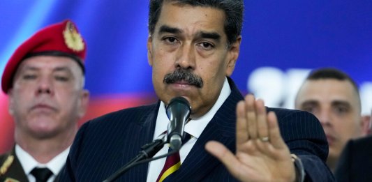 El presidente de Venezuela, Nicolás Maduro, habla con la prensa ante la Corte Suprema. (AP Foto/Matías Delacroix)