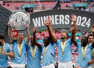 El mediocampista del Manchester City Kevin De Bruyne levanta el trofeo después de que su equipo ganó el trofeo del Community Shield en Wembley el sábado 10 de agosto del 2024. (AP Foto/David Cliff)