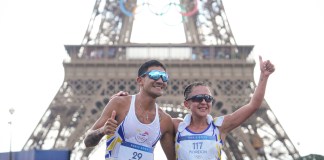 Los ecuatorianos Brian Daniel Pintado y Glenda Morejón festejan luego de cruzar la meta y obtener la plata en el maratón de relevo de marcha de los Juegos Olímpicos, el miércoles 7 de agosto de 2024, en París (AP Foto/Vadim Ghirda)