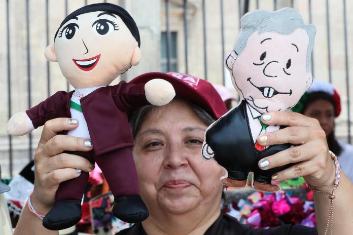 La comerciante en el centro histórico, Victoria Vega, vende muñecos del presidente de México Andrés Manuel López Obrador este viernes, en el Zócalo de Ciudad de México (México). EFE/ Mario Guzmán