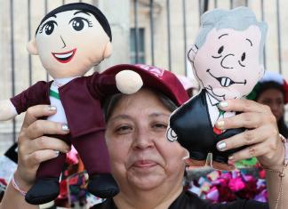 La comerciante en el centro histórico, Victoria Vega, vende muñecos del presidente de México Andrés Manuel López Obrador este viernes, en el Zócalo de Ciudad de México (México). EFE/ Mario Guzmán