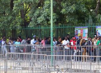 Migrantes hacen fila en oficinas migratorias este sábado, en Tapachula en Chiapas (México). Habitantes del estado de Chiapas, en la frontera sur de México, pidieron filtros sanitarios ante el riesgo de mpox, antes llamada viruela símica, en medio del aumento récord de la migración irregular, incluyendo de África. EFE/ Juan Manuel Blanco