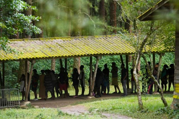 Migrantes se reúnen en un refugio en Los Planes, provincia de Chiriquí, Panamá, el 23 de septiembre de 2021. (AP Foto/Arnulfo Franco, Archivo)