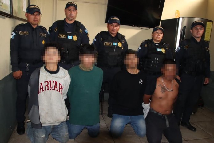 Los detenidos fueron trasladados a la Torre de Tribunales, señalados de asesinato. Foto: PNC