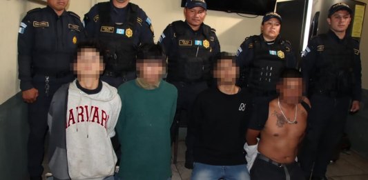 Los detenidos fueron trasladados a la Torre de Tribunales, señalados de asesinato. Foto: PNC