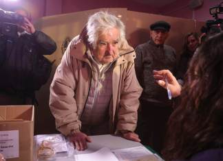 Fotografía de archivo del 20 de junio de 2024 del expresidente de Uruguay José Mujica durante su acto de votación en las elecciones internas en Montevideo (Uruguay). EFE/Gastón Britos