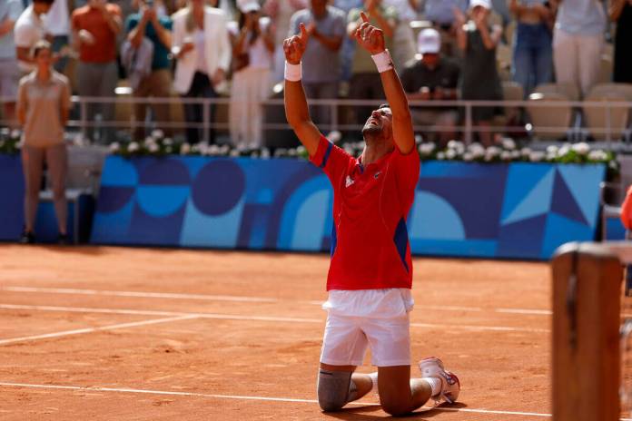 El tenista serbio Novak Djokovic celebra al conseguir la medalla de oro al vencer al español Carlos Alcaraz en la final individual masculina de tenis de los Juegos Olímpicos de París 2024 este domingo, en la capital gala. EFE