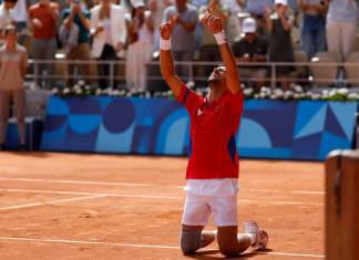 El tenista serbio Novak Djokovic celebra al conseguir la medalla de oro al vencer al español Carlos Alcaraz en la final individual masculina de tenis de los Juegos Olímpicos de París 2024 este domingo, en la capital gala. EFE