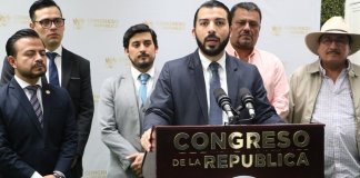 El diputado Napoleón Rojas, y su compañero Ricardo Martínez Alarcón (saco gris), firmaron la iniciativa de ley para reformar la distribución de las utilidades de la Empresa Portuaria Quetzal. Foto: Congreso