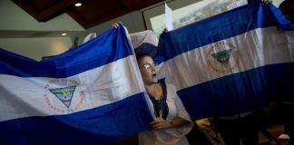 Fotografía de archivo de una mujer sosteniendo una bandera de Nicaragua. EFE/ Jorge Torres