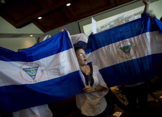 Fotografía de archivo de una mujer sosteniendo una bandera de Nicaragua. EFE/ Jorge Torres