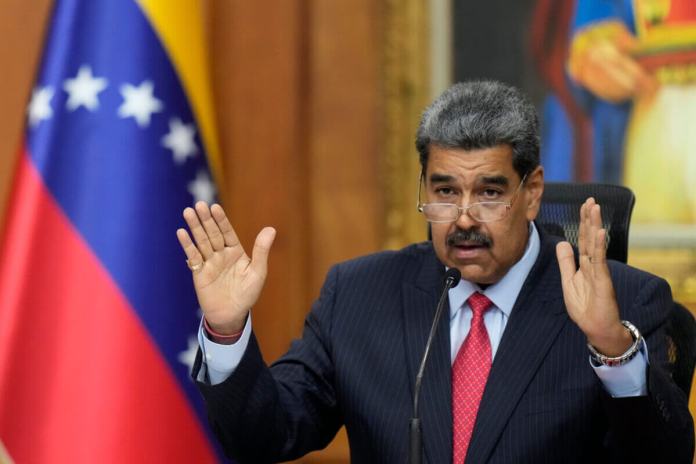 El presidente venezolano, Nicolás Maduro, ofrece una conferencia de prensa en el palacio presidencial de Miraflores en Caracas, Venezuela. (Foto AP/Matias Delacroix)