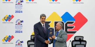 El presidente venezolano Nicolás Maduro, a la izquierda, recibe la certificación del presidente del Consejo Nacional Electoral (CNE). (AP Foto/Matías Delacroix)