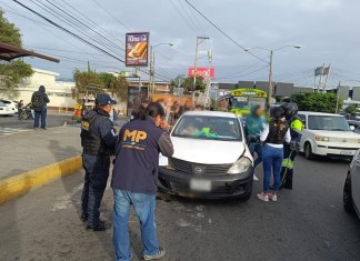 Vehículos identificados, multas y armas blancas son el resultado de Operación «SCIÓN» Operación SCIÓN contra taxis piratas, en la zona 11 de la Ciudad de Guatemala. Foto: Ministerio Público.