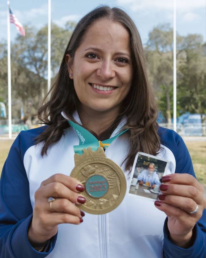 Adriana Ruano con una foto de su padre cuando ganó oro en los Panamericanos de Santiago 2023. Foto: Adriana Ruano 