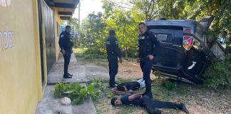 Los presuntos robacarros perdieron el control cuando eran perseguidos por agentes de seguridad nacional en Santa Elena, Petén. Foto: PNC