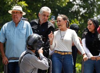 La líder de la oposición venezolana María Corina Machado (d) asiste a una movilización este sábado 17 de agosto, en Caracas (Venezuela). Foto La Hora: EFE