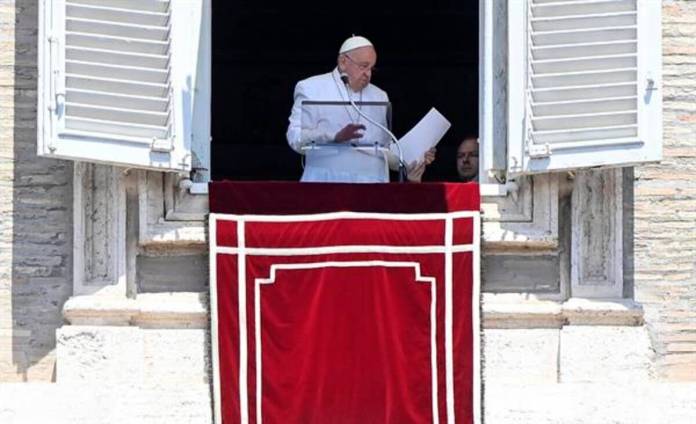 Ciudad del Vaticano, 14/07/2024.- El Papa Francisco dirige la oración del Ángelus desde la ventana de su oficina en la plaza de San Pedro. EFE/RICCARDO ANTIMIANI