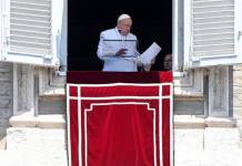 La infección respiratoria del papa Francisco presenta “un cuadro clínico complejo” que requerirá más hospitalización, según dijo el lunes el Vaticano. Foto La Hora: AP