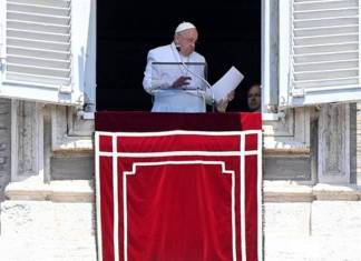 La infección respiratoria del papa Francisco presenta “un cuadro clínico complejo” que requerirá más hospitalización, según dijo el lunes el Vaticano. Foto La Hora: AP