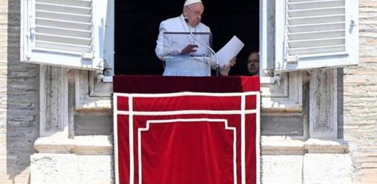 Ciudad del Vaticano, 14/07/2024.- El Papa Francisco dirige la oración del Ángelus desde la ventana de su oficina en la plaza de San Pedro. EFE/RICCARDO ANTIMIANI