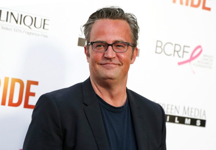 ARCHIVO - Matthew Perry asiste al estreno de 