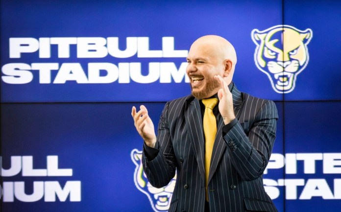 El artista cubano-estadounidense Pitbull en una conferencia de prensa anunciando una asociación atlética con la Universidad Internacional de Florida en el Tamiami Hall de Miami, Florida, el martes 13 de agosto de 2019. 6, 2024. (Sophia Bolivar/Miami Herald vía AP)