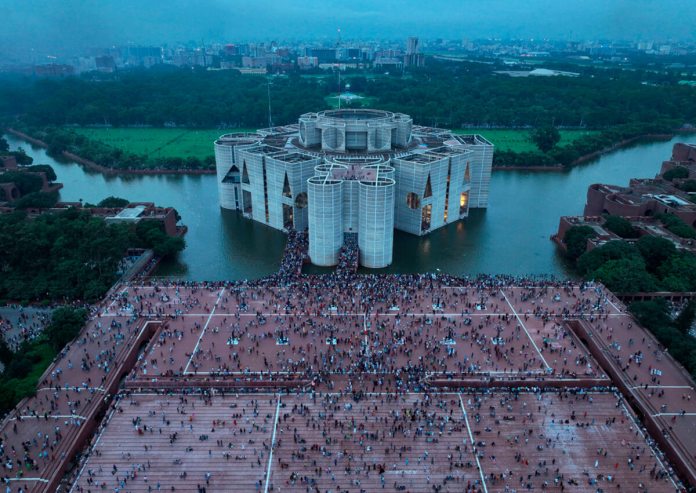 Manifestantes celebran en el recinto del Parlamento la noticia de la renuncia de la primera ministra, Sheikh Hasina, en Daca, Bangladesh, el 5 de agosto de 2024. (AP Foto/Fatima Tuj Johora)