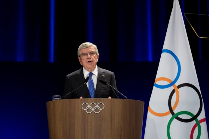 Thomas Bach, presidente del Comité Olímpico Internacional, habla en la sesión número 142 del organismo en París, el sábado 10 de agosto de 2024 (AP Foto/Ariana Cubillos)