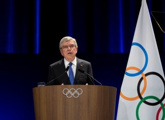 Thomas Bach, presidente del Comité Olímpico Internacional, habla en la sesión número 142 del organismo en París, el sábado 10 de agosto de 2024 (AP Foto/Ariana Cubillos)