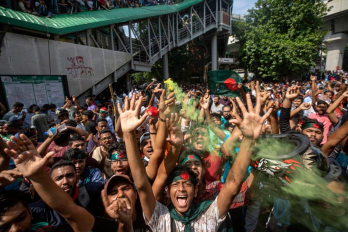 Manifestantes lanzan consignas al celebrar la renuncia de la primera ministra Sheikh Hasina, en Daca, Bangladesh, el lunes 5 de agosto de 2024. (AP Foto/Rajib Dhar)