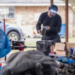 Fotografía de archivo en donde se ve a un trabajador hispano trabajando en un taller automotriz en el estado de Texas, Estados Unidos. EFE/Alicia L. Pérez