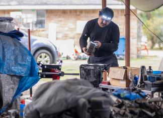 Fotografía de archivo en donde se ve a un trabajador hispano trabajando en un taller automotriz en el estado de Texas, Estados Unidos. EFE/Alicia L. Pérez