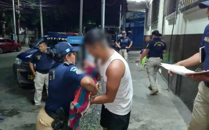 FOTO PNC Autoridades entregaron el menor de edad a su padre en Puerto de San José Escuintla.