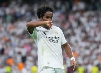 El delantero brasileño del Real Madrid Endrick celebra el gol marcado ante el Real Valladolid, tercero para el equipo, durante el partido de la segunda jornada de Liga que Real Madrid y Real Valladolid disputan esta tarde en el estadio Santiago Bernabéu. EFE/Borja Sánchez-Trillo