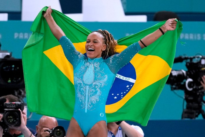 La brasileña Rebeca Andrade celebra tras ganar la medalla de oro en el ejercicio de piso de los Juegos Olímpicos de París, el lunes 5 de agosto de 2024. (AP Foto/Francisco Seco)