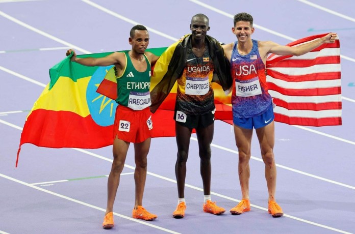 Los rivales de Grijalva, Joshua Cheptegei, de Uganda, y el estadounidense, Grant Fisher, tras ganar la final masculina de 10.000 metros. EFE/EPA/RONALD WITTEK