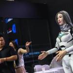 Un robot con apariencia humana realiza movimientos durante la Conferencia Mundial de Robótica 2024 en el Centro Internacional de Exposiciones y Convenciones Etrong en Pekín, China, el 22 de agosto de 2024. La Conferencia Mundial de Robótica 2024 (WRC, por sus siglas en inglés) se celebra del 21 al 25 de agosto de 2024, con 27 fabricantes de robots humanoides de cuerpo completo y más de 60 tipos de robots humanoides en exposición en el Centro Internacional de Exposiciones y Convenciones Etrong de Pekín. EFE/EPA/WU HAO ATENCIÓN: