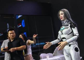 Un robot con apariencia humana realiza movimientos durante la Conferencia Mundial de Robótica 2024 en el Centro Internacional de Exposiciones y Convenciones Etrong en Pekín, China, el 22 de agosto de 2024. La Conferencia Mundial de Robótica 2024 (WRC, por sus siglas en inglés) se celebra del 21 al 25 de agosto de 2024, con 27 fabricantes de robots humanoides de cuerpo completo y más de 60 tipos de robots humanoides en exposición en el Centro Internacional de Exposiciones y Convenciones Etrong de Pekín. EFE/EPA/WU HAO ATENCIÓN: