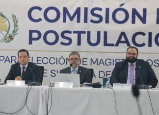 Junto al presidente de la Comisión de Postulación para CSJ, a la derecha aparece el magistrado Roberto Hernández, secretario titular, y a la izquierda el decano José Reyes, secretario suplente.