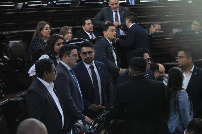 Diputados de distintas bancadas conversan con la bancada oficial por la iniciativa de ley de ampliación al presupuesto. Foto: José Orozco