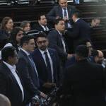 Diputados de distintas bancadas conversan con la bancada oficial por la iniciativa de ley de ampliación al presupuesto. Foto: José Orozco